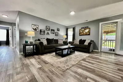 Image de 160 Overbrook · 3 bedroom home w/ privately fenced yard + hot tub.