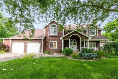 Image de Cheerful 6-Bedroom Villa with fishing pond.