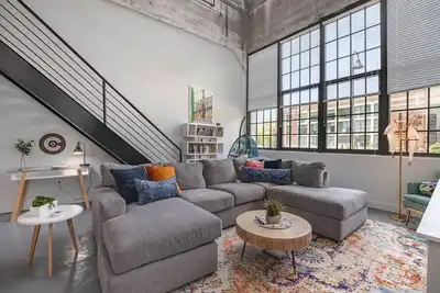 Image de 5103 Peters · New Industrial Loft on Lebanon Bike Trail! !