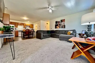 Image de 240 Overbrook - New · Frank's funky and fashionable furnished home