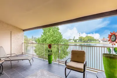 Image de New & Gorgeous Lakefront Zen 3 bedrooms [2 King +1 Queen]