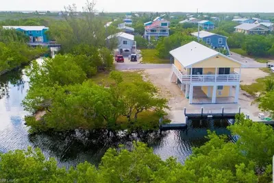Image de Amazing Paradise House Canal Front with access to Atlantic and Gulf.
