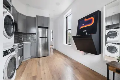 Image de Welcome to our one of a kind Master Suite in the heart of Brooklyn, Ny. Patio Is