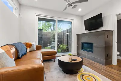 Image de Modern 2 Bedroom Home near Ut  - Walk to bars and restaurants!
