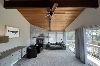 Image de Bright 2 bedroom with ocean and forest views - pet friendly!