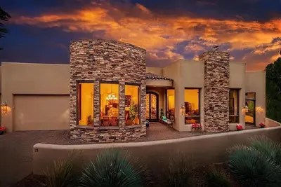 Image de Sedona Luxury Retreat: Spacious 4br home in Village of Oak Creek with stunning red rock views.