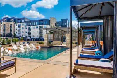 Image de Large Dallas 1 Bedroom with Balcony View - Luxury Amenities - Near Galleria Mall