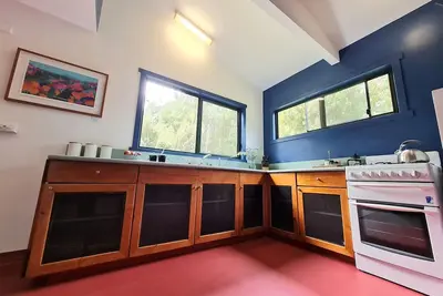 Image de Family sized Forest cabin with outdoor bath, fire, only 50 minutes from Hobart