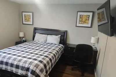 Image de Well Appointed 2 Bedroom Condo with dedicated parking!