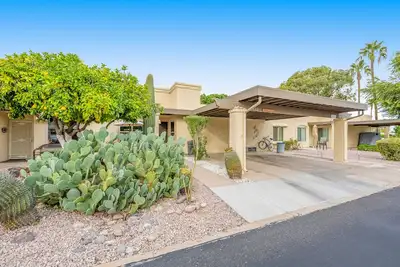 Image de Ground-floor condo with fairway views, pool, hot tub, covered patio, & grill