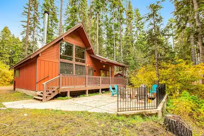 Image de Dog-friendly lakefront home surrounded by trees with wood stove, deck & firepit