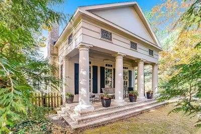 Image de Luxurious home with woodstove, fireplace, & screened porch - walk everywhere