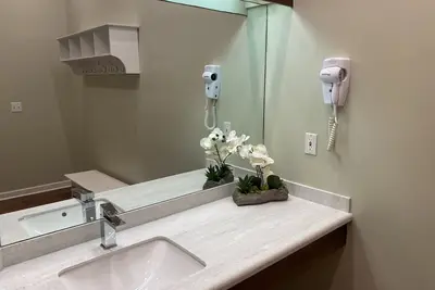 Image de Beautiful condo on parklike spa property - near casinos and mystic!