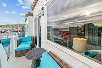 Image de Dog-friendly suite with incredible ocean views, private balcony, & a firepit