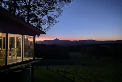 Image de Stunning escarpment views - 15 min from Mollymook Beach, boutique Milton village