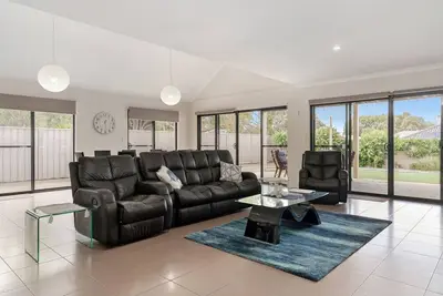 Image de Modern Dawesville Foreshore Family Escape with Views