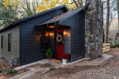 Image de walk to square! Cozy 2 Br bungalow, moody design