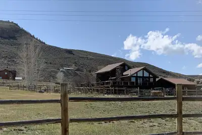 Image de 2+ Acres with large deck and hot tub, 30 minutes from Crested Butte
