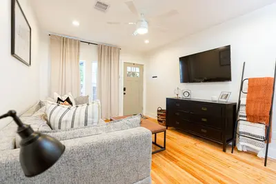 Image de Cozy Home near Uh, Shell Energy Stadium, Minute Maid, Grb w/Gated Parking & W/D