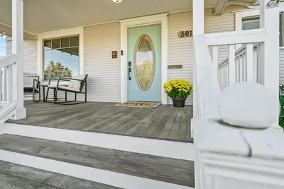 Image de craftsman home in the heart of the historical district.