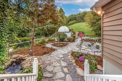 Image de 40 Acres w/Waterfalls, Vineyard, Stream, 5 bedroom