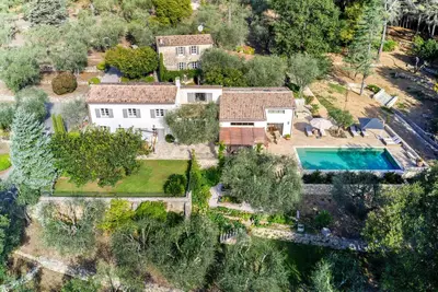 Image de Exceptional 4 bed villa in Valbonne, renovated Mas, large pool, enormous grounds