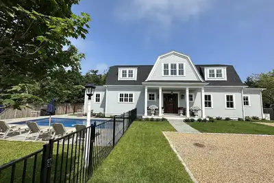 Image de New Edgartown Luxury Home with Pool / Walk to Downtown Village