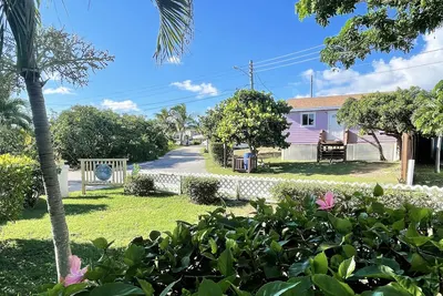 Cheerful Bahamian Pad. Walk to Beaches, Bars, Restaurants, Grocery-Liquor stores