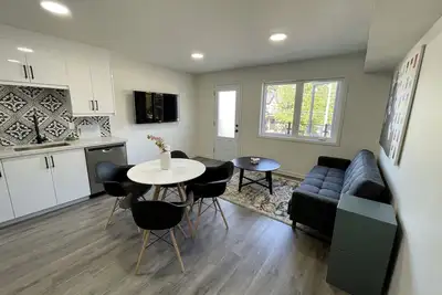 Image de Stylish and Bright 3br Loft W/ Balcony East York!