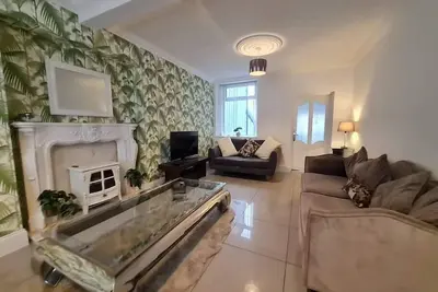 Image de Stylish & comfortable 4 bedroom home with patio