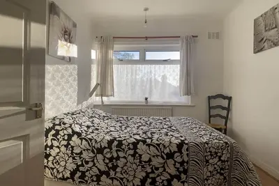 Image de Large Cozy independent Double Bedroom Apartment - Central