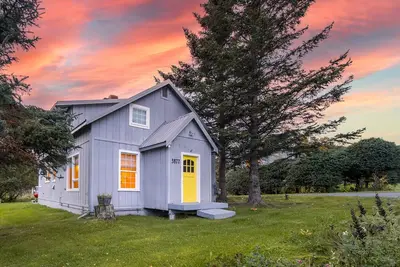 Image de Historic Bungalow on Centrally Located Half-Acre Private Lot