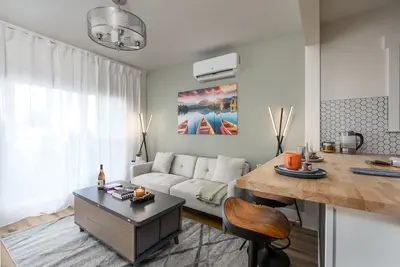 Image de Modern 2 bed 1 bath next to Midtown with a lovely yard!