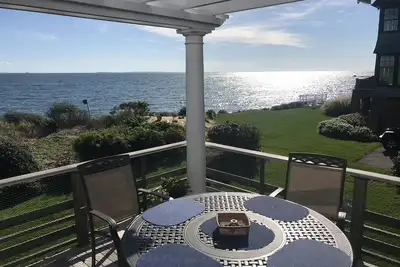 Image de Spectacular views from our comfortable beachfront home! !