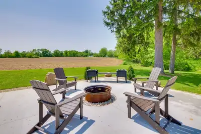 Image de Spacious Massillon Log Cabin w/ Fire Pit!