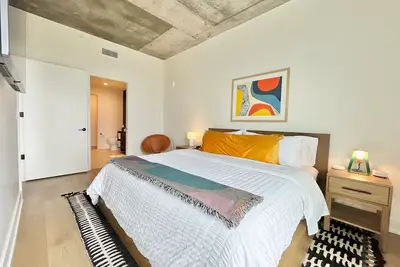 Image de 28th Fl condo w/RoofTop Pool, Lake/City Views, Rainey St