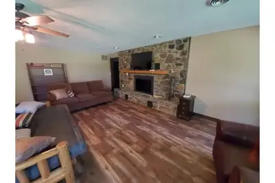 Image de Riverfront Lodge on 10 Acres with Large Dock