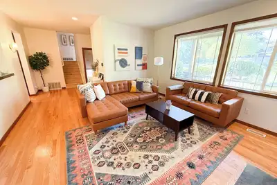 Image de Mountain Base Home near Seattle & Bellevue | Gym & Game Room