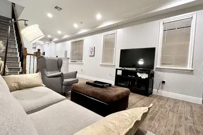 Image de Upscale Condo New 2 Br ENSuite 2. 5 Bath Attached Garage, full amenities