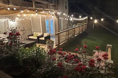 Image de Warm, clean, and modern five bedroom house