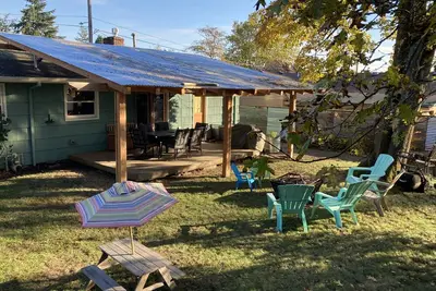 Image de Cheerful House with awesome yard!