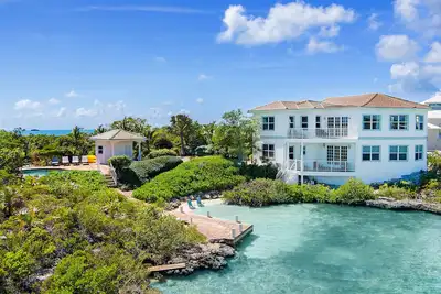 Image de Seaside Villa, Beachfront Paradise