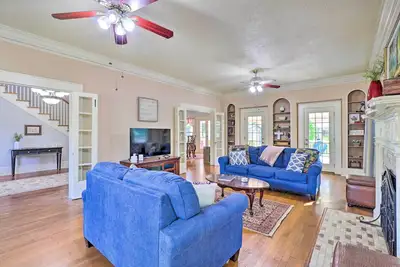 Image de 1920s Corsicana Home - Spacious Group Getaway!