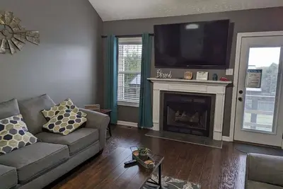 Image de Country Escape with Jacuzzi & Private Yard in Southside