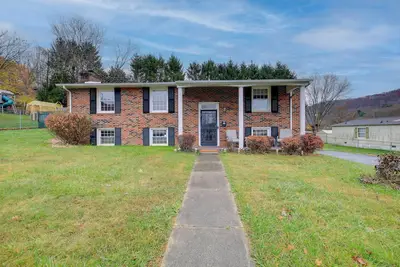 Image de Bluefield Home w/ Covered Deck - Near Parks!
