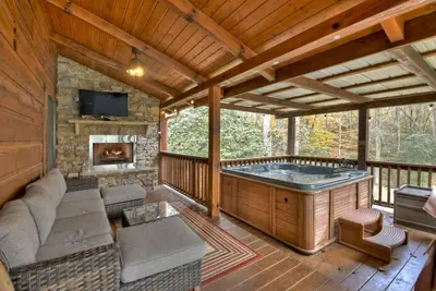 Image de Creek, large fenced yard and game room