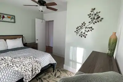 Image de Lovely 3Br with free parking/King bed and patio-5 min from beach