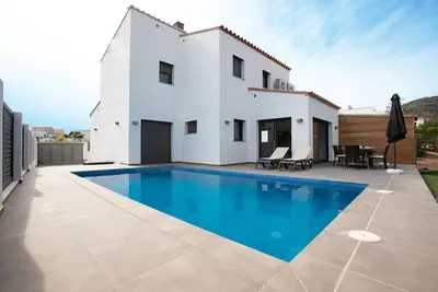 Image de Villa à louer à Mas Busca, Roses, Costa Brava : Villa spacieuse avec piscine privée, idéale pour les familles, à 3 km de la plage de Roses.