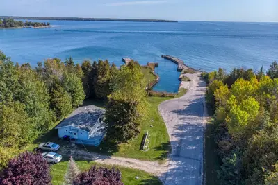 Image de Newly updated Lake Michigan Waterfront with pier for boats! Room for trailer!