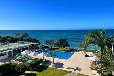 Image de Ground-floor 3bd condo with sea views in quiet beachfront residence!